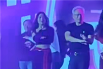 黃仁勛參加英偉達北京年會與美女跳熱舞《APT》 去年穿花襖扭秧歌