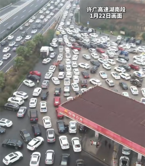 第一批回家過年的人已經(jīng)堵路上了：服務(wù)區(qū)也堵上了 都是車和人