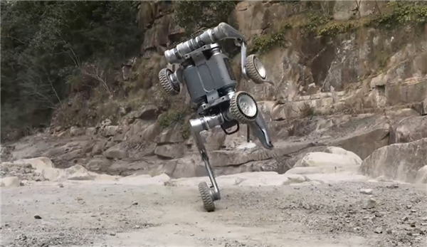 又一國產(chǎn)機器狗“云深處山貓”秀肌肉：騰空飛躍、金雞獨立！