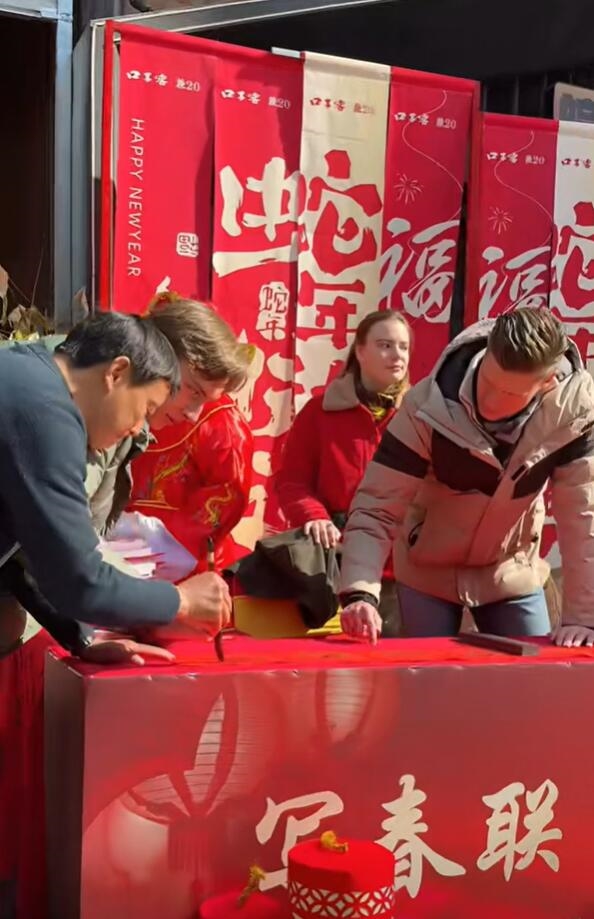 新春將至 外國人已快進到體驗過年三件套了