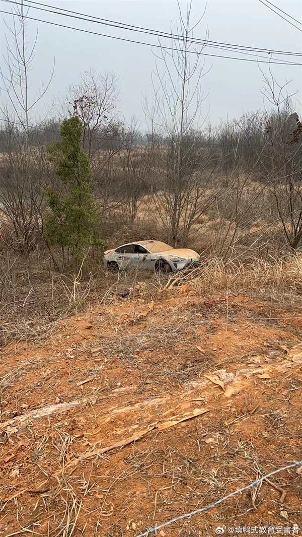 路面不平致小米SU7翻下路邊嚴(yán)重受損：車內(nèi)人沒事