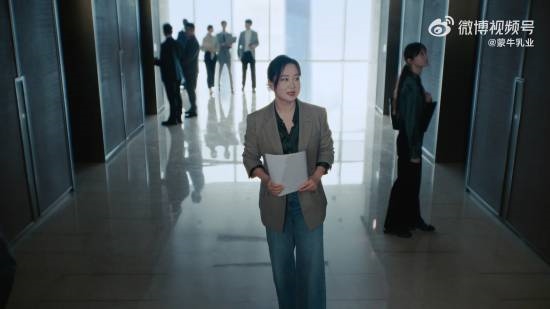 賈玲蒙牛賀歲短片《你的強回來了》上線 身材管理到位