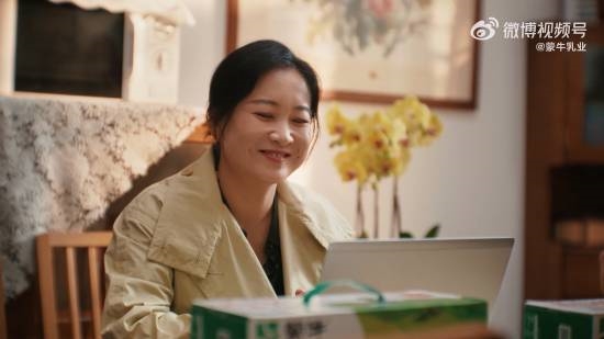 賈玲蒙牛賀歲短片《你的強回來了》上線 身材管理到位