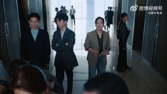 賈玲蒙牛賀歲短片《你的強回來了》上線 身材管理到位