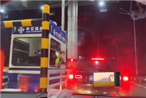 奔馳SUV卡點免費下高速失?。撼?分鐘不愿意給錢