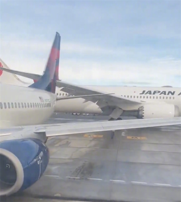 美國一機(jī)場再發(fā)事故：兩架波音客機(jī)滑行中機(jī)翼相撞