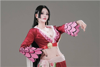 韓國美女Cos《海賊王》女帝圖賞 完美身材