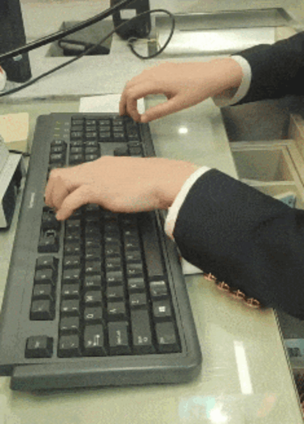 上海鐵路售票員手速太快成網(wǎng)紅 不少旅客專門去其窗口買票觀摩