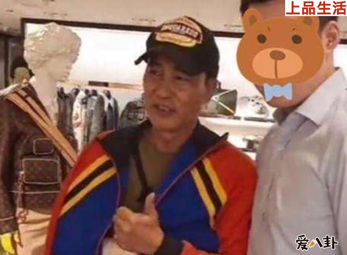 任達(dá)華綁繃帶逛街被偶遇