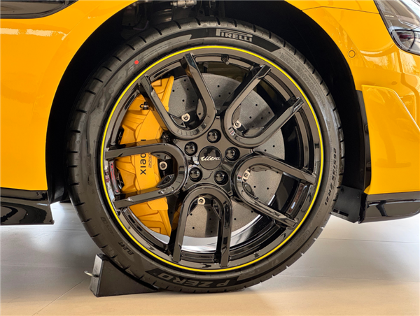 看完小米SU7 Ultra的實(shí)車(chē)：我覺(jué)得賣(mài)80萬(wàn)真不算貴