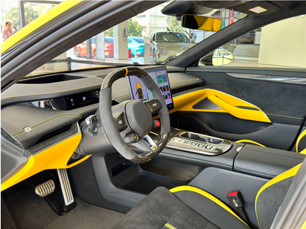 看完小米SU7 Ultra的實(shí)車(chē)：我覺(jué)得賣(mài)80萬(wàn)真不算貴