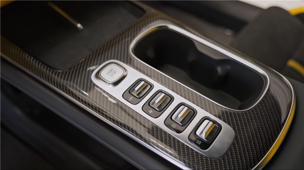 看完小米SU7 Ultra的實(shí)車(chē)：我覺(jué)得賣(mài)80萬(wàn)真不算貴