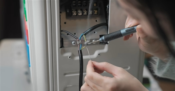 美女博主爆改家用空調外機給電腦降溫：散熱無敵了 RTX 5090絕配！