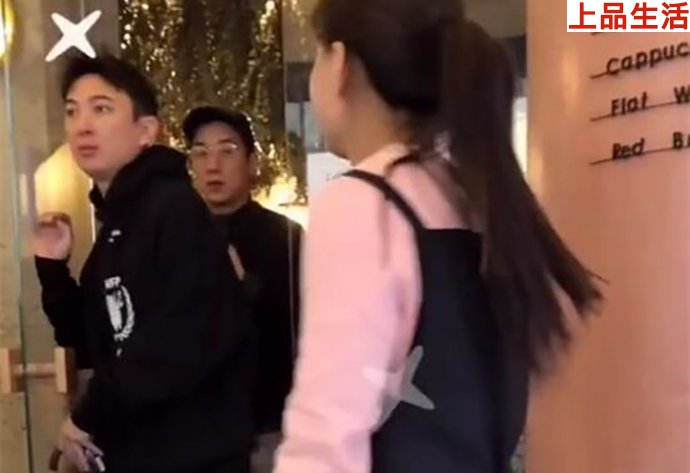 兩人相伴出現(xiàn)在小餐館聚餐