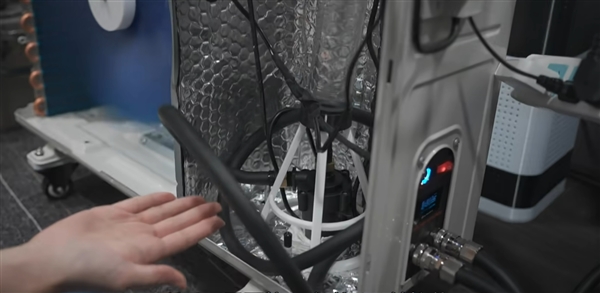 美女博主爆改家用空調外機給電腦降溫：散熱無敵了 RTX 5090絕配！