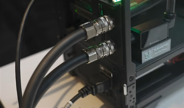 美女博主爆改家用空調外機給電腦降溫：散熱無敵了 RTX 5090絕配！