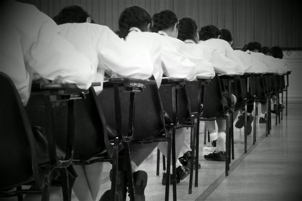 減輕學(xué)生負(fù)擔(dān)！武漢一區(qū)為小學(xué)生書(shū)包減重獲網(wǎng)友點(diǎn)贊：多不能超3.2公斤