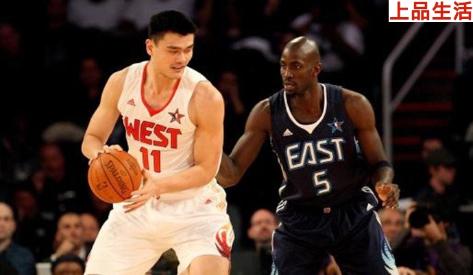 姚明在NBA賽場(chǎng)對(duì)位狼王加內(nèi)特