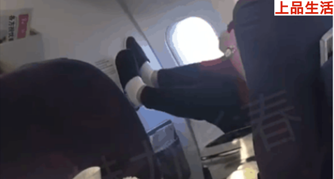 網(wǎng)曝涂磊搭乘飛機(jī)腳蹬機(jī)艙