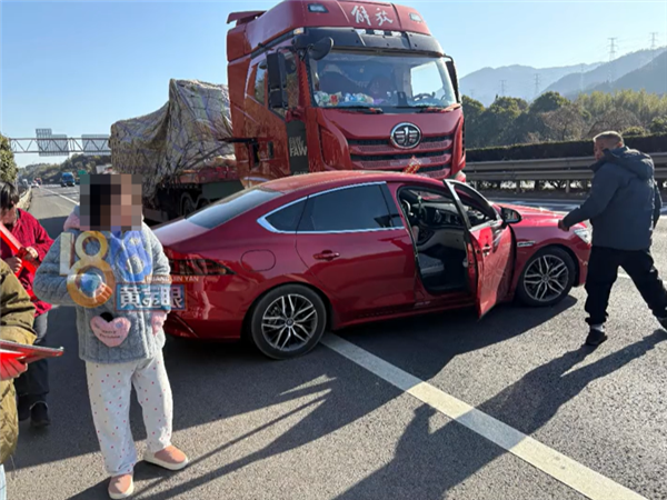 女子沒開后視鏡就駕車上高速：隨意變道被貨車推行近百米