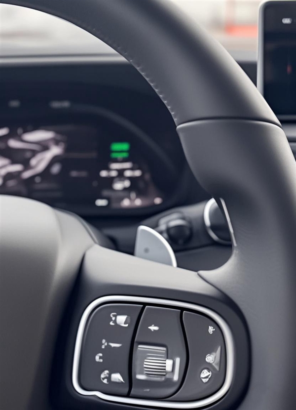 國(guó)產(chǎn)硬派越野扛把子！新款坦克300內(nèi)飾曝光：懸浮大屏、懷擋上車(chē)