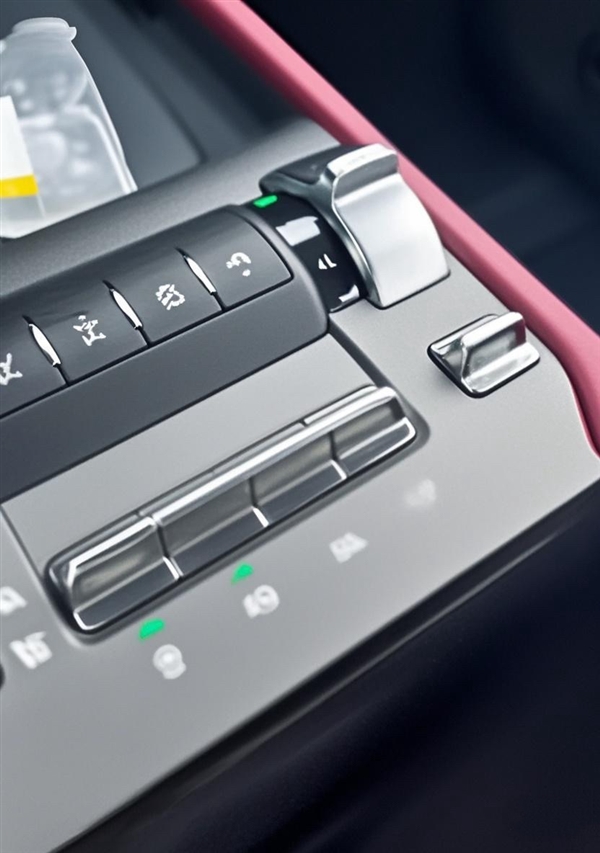 國(guó)產(chǎn)硬派越野扛把子！新款坦克300內(nèi)飾曝光：懸浮大屏、懷擋上車(chē)