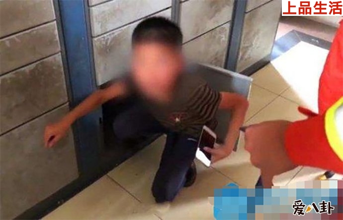 竟從快遞柜中救出一個小男孩