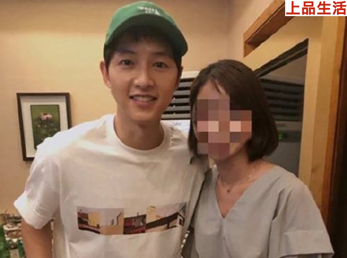 宋仲基離婚后近照曝光，元?dú)鉂M滿似大學(xué)生