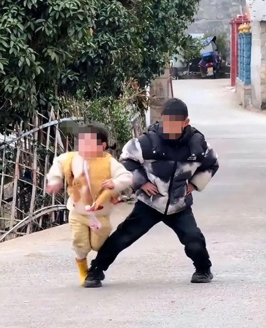 兩千萬(wàn)粉絲小網(wǎng)紅母親回應(yīng)擺拍質(zhì)疑：若真為賺錢(qián)會(huì)比現(xiàn)在多10倍