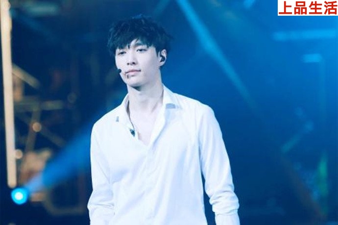 張藝興舞臺(tái)照