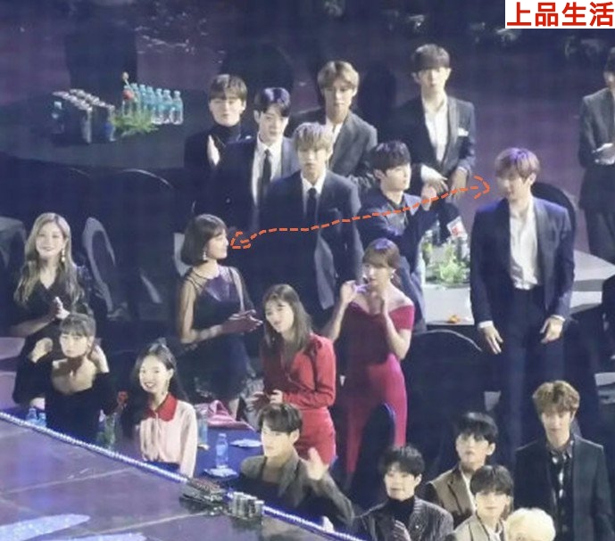 在舞臺(tái)曖昧互視的雙方