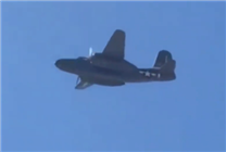 美國失事飛機+1！航空展上一架老飛機迫降冒煙起火