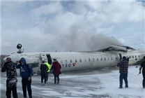 加拿大多倫多一客機(jī)著陸發(fā)生事故：機(jī)身翻覆 現(xiàn)場升起濃煙！