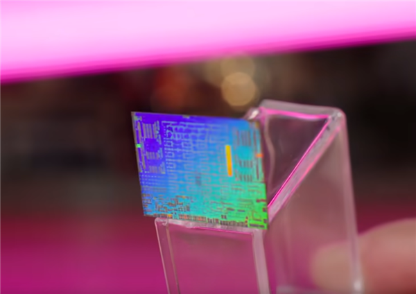 AMD強U銳龍AI Max+ 395內(nèi)核照首次揭秘：GPU面積大得恐怖！