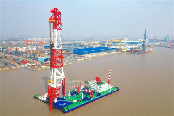 世界大！變幅式打樁船“二航長青”輪啟航：樁架高150米