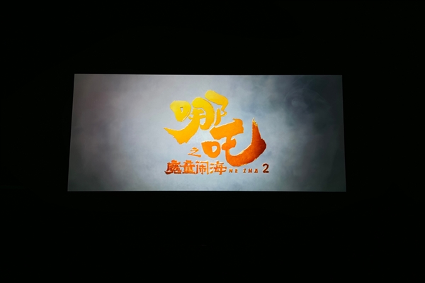 語文老師用粉筆絲滑畫出哪吒：學(xué)生感到驚訝