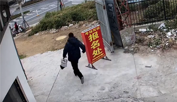 男子科二沒過踹門打狗砸圍欄泄憤 教練：小考沒必要破防