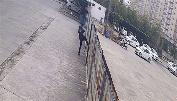 男子科二沒過踹門打狗砸圍欄泄憤 教練：小考沒必要破防