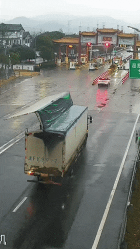 半掛車忘關(guān)車廂 大鵬展翅上高速 撞翻ETC