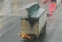 半掛車忘關車廂 大鵬展翅上高速 撞翻ETC