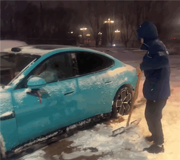 小米SU7雪地受困趴窩 蔚來換電小哥雪中送炭助其脫困