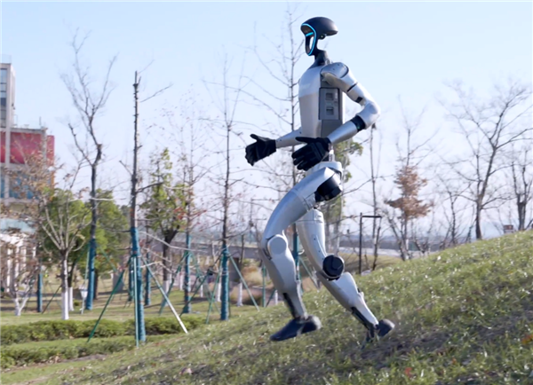 北京將辦全球首個人形機(jī)器人半程馬拉松：支持更換電池、手動遙控