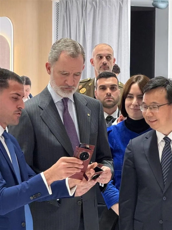 華為三折疊驚艷國王！中國手機歐洲亮劍：唯獨兩巨頭缺席