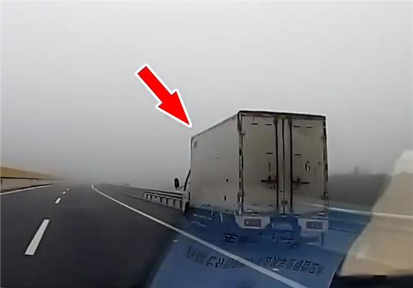 高速上違?？粗辈?司機(jī)：霧太大、我休息會兒