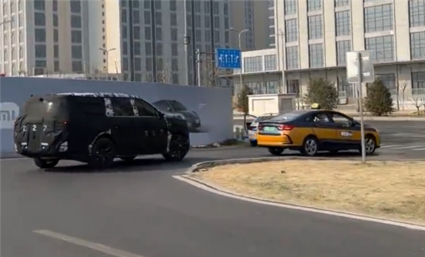 小孩哥喊話雷軍出一款全家出行的車：已在測試 預計明年發(fā)