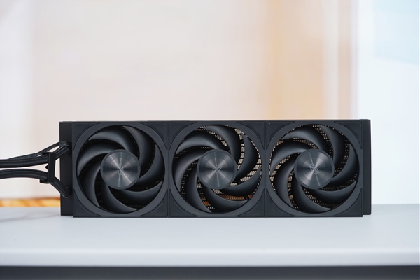 獨(dú)立磁吸IPS液晶屏！超頻三銀翼DT360水冷散熱器圖賞