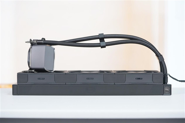 獨(dú)立磁吸IPS液晶屏！超頻三銀翼DT360水冷散熱器圖賞