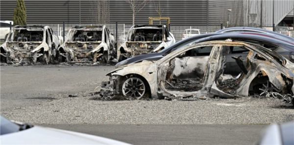 馬斯克當(dāng)官后頻觸霉頭！多國銷量大跌 美歐市場(chǎng)還被人砸車放火