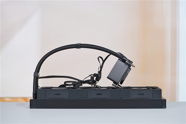 獨(dú)立磁吸IPS液晶屏！超頻三銀翼DT360水冷散熱器圖賞