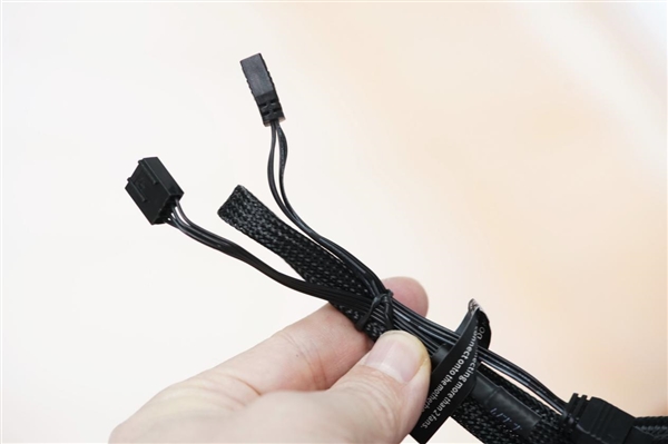 獨(dú)立磁吸IPS液晶屏！超頻三銀翼DT360水冷散熱器圖賞